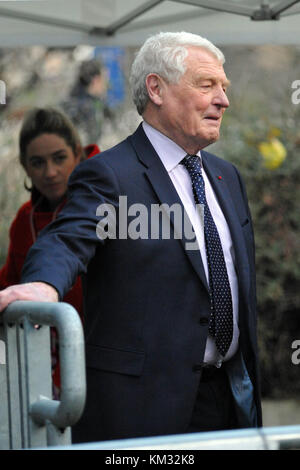 Londra, UK, 22/11/2017 Paddy Ashdown ex leader del partito europeo dei liberali democratici di colloqui per supporti su college green circa il bilancio. Foto Stock