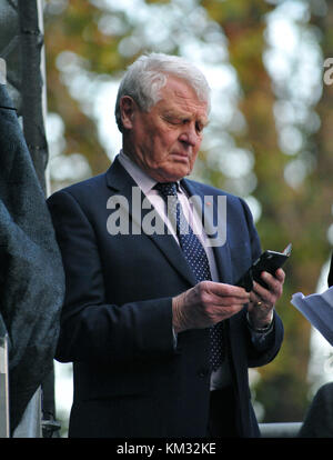 Londra, UK, 22/11/2017 Paddy Ashdown ex leader del partito europeo dei liberali democratici di colloqui per supporti su college green circa il bilancio. Foto Stock