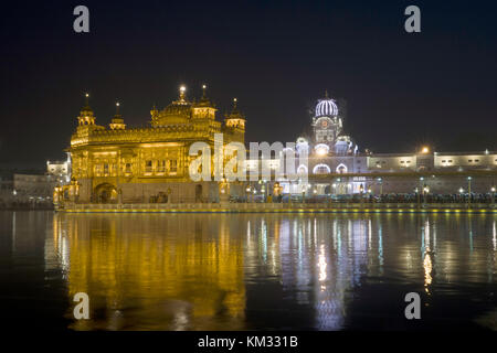 Vista notturna del tempio d'oro di amritsar punjab Foto Stock