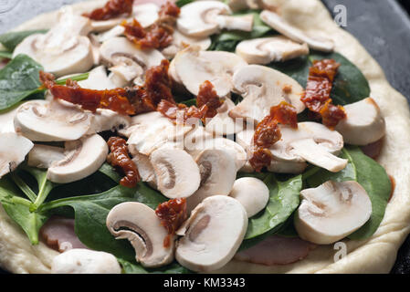 Pizza cruda e igredients closeup Foto Stock
