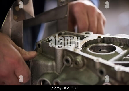 Tecnico sta lavorando su una fabbrica. Foto Stock