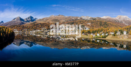 Villaggio di Sankt Moritz riflesso nel lago. Engadina, Cantone Grigioni. Svizzero Foto Stock
