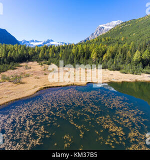 Lago di montagna nelle Alpi italiane Foto Stock