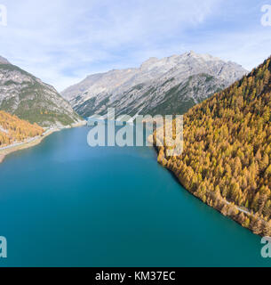 Il lago di Livigno in Valtellina, stagione autunnale Foto Stock