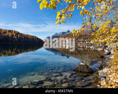 In ottobre in Engadina, il lago e il villaggio di Sankt Moritz. La stagione autunnale Foto Stock