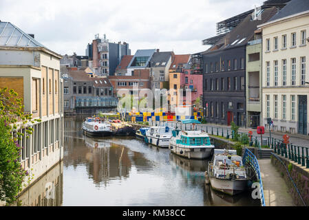 Ghent, Belgio - 16 Aprile 2017: vista del bel canale e le barche di Ghent, Belgio Foto Stock