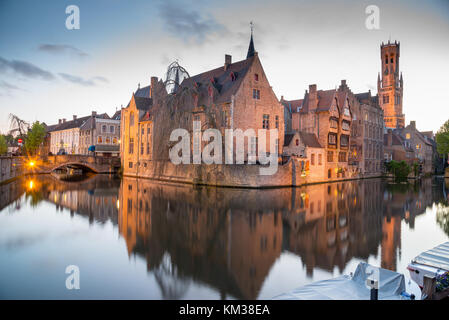 Bruges, Belgio - 17 Aprile 2017: vista dal Rozenhoedkaai della città vecchia di Bruges al tramonto Foto Stock