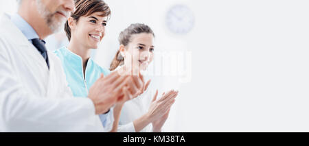 Allegro professional team medico di assistere ad una presentazione e battendo le mani, il lavoro di squadra e il concetto di successo Foto Stock