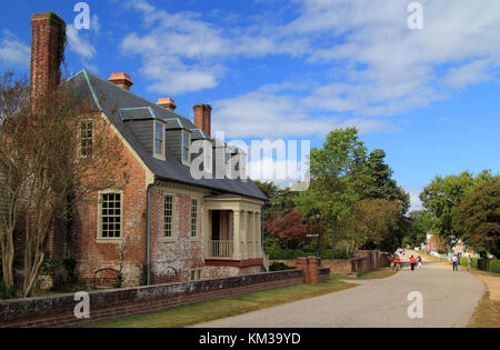 Yorktown storico della Strada Principale attira molti turisti che cercano di apprezzare il suo ben conservato strutture coloniali che data la Rivoluzione Americana Foto Stock