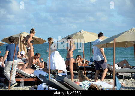 MIAMI BEACH, FL - 01 dicembre: Sahara, 22, fremevano come da lei poste in un bandeau nero bikini sulla dicembre 1, 2015 a Miami Beach, in Florida. Persone: Sahara Ray Foto Stock