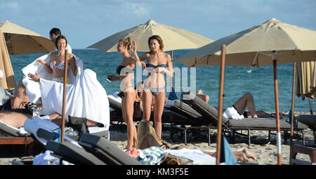 MIAMI BEACH, FL - 01 dicembre: Sahara, 22, fremevano come da lei poste in un bandeau nero bikini sulla dicembre 1, 2015 a Miami Beach, in Florida. Persone: Sahara Ray Foto Stock