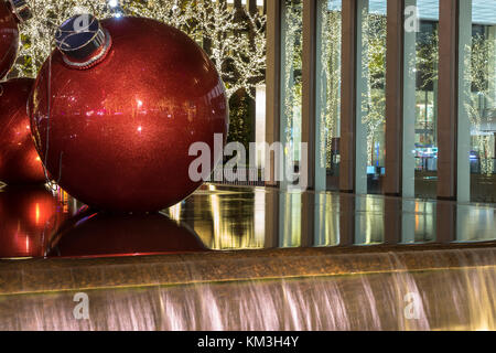 New York, NY USA - 26 novembre 2017. Natale a New York City Avenue of Americas. Foto Stock
