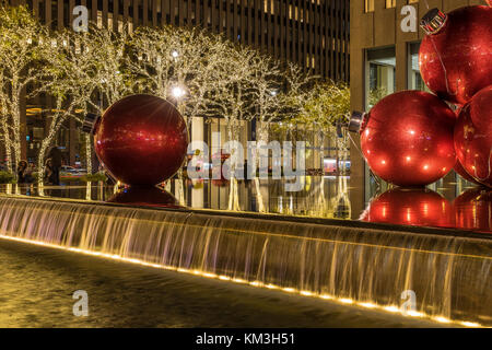 New York, NY USA - 26 novembre 2017. Natale a New York City Avenue of Americas. Foto Stock