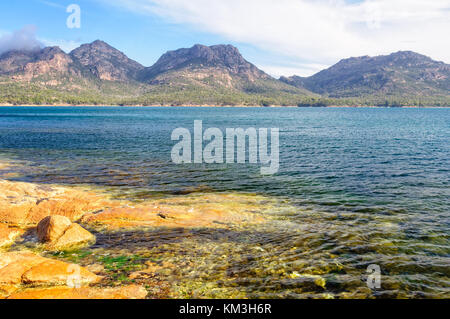 I pericoli le gamme della montagna nel Parco Nazionale di Freycinet fotografata da Coles Bay - Tasmania, Australia Foto Stock