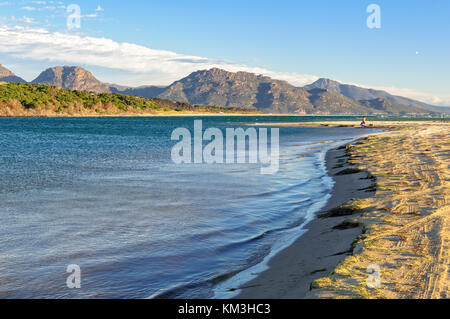 Sui nove miglia di spiaggia vicino a Swansea con il Parco Nazionale di Freycinet nella distanza - Tasmania, Australia Foto Stock