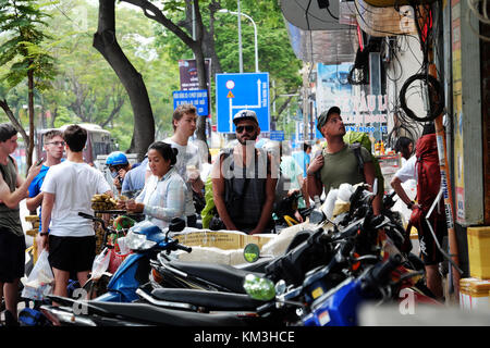 Ho chi minh city, Viet Nam, gruppo di uomo caucasico in vacanza da backpacking viaggiare su strada di Saigon, maschio traveler con grandi backpacker Foto Stock