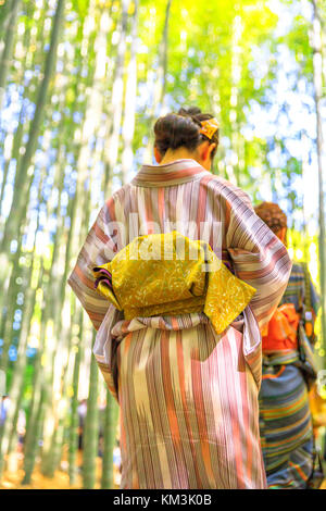 Donna kimono nel boschetto di bambù Foto Stock