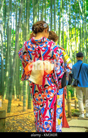 Donne kimono nel boschetto di bambù Foto Stock