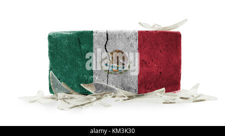 In mattoni con il vetro rotto, violenza concetto, Bandiera del Messico Foto Stock