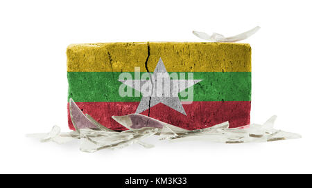 In mattoni con il vetro rotto, violenza concetto, bandiera del Myanmar Foto Stock