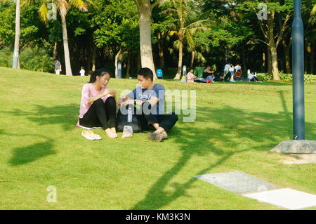 Le persone sono rilassanti sul prato della Baia di Shenzhen park. A shenzhen, Cina. Foto Stock