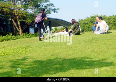 Le persone sono rilassanti sul prato della Baia di Shenzhen park. A shenzhen, Cina. Foto Stock