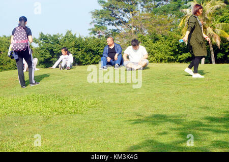 Le persone sono rilassanti sul prato della Baia di Shenzhen park. A shenzhen, Cina. Foto Stock