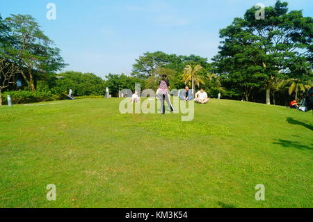 Le persone sono rilassanti sul prato della Baia di Shenzhen park. A shenzhen, Cina. Foto Stock