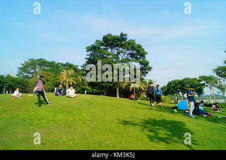 Le persone sono rilassanti sul prato della Baia di Shenzhen park. A shenzhen, Cina. Foto Stock