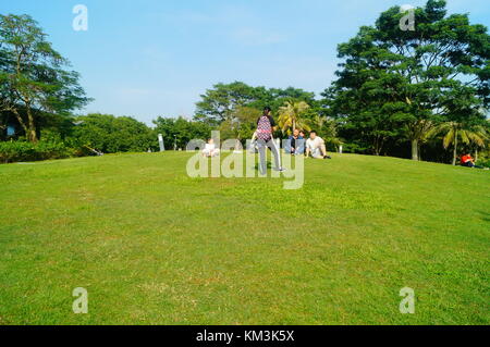 Le persone sono rilassanti sul prato della Baia di Shenzhen park. A shenzhen, Cina. Foto Stock