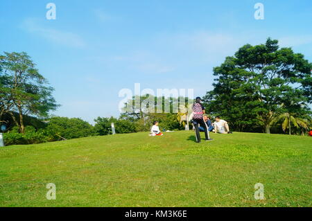 Le persone sono rilassanti sul prato della Baia di Shenzhen park. A shenzhen, Cina. Foto Stock