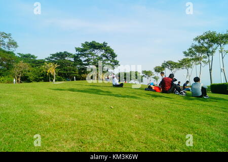 Le persone sono rilassanti sul prato della Baia di Shenzhen park. A shenzhen, Cina. Foto Stock