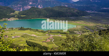 Lago di Caldaro lungo la Strada del Vino in Alto Adige è il più caldo lago balneare delle Alpi. Trentino Alto Adige, Italia settentrionale Foto Stock