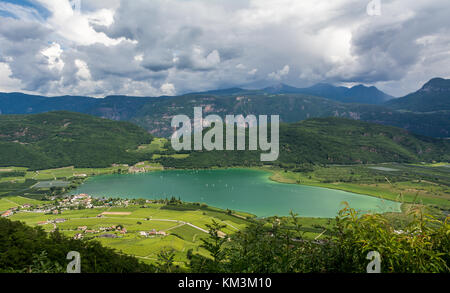 Lago di Caldaro lungo la Strada del Vino in Alto Adige è il più caldo lago balneare delle Alpi. Trentino Alto Adige, Italia settentrionale Foto Stock