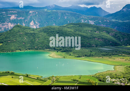 Lago di Caldaro lungo la Strada del Vino in Alto Adige è il più caldo lago balneare delle Alpi. Trentino Alto Adige, Italia settentrionale Foto Stock