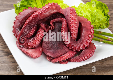 Polipo lesso pronto per mangiare con foglie di insalata Foto Stock