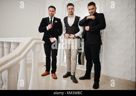 Tre eleganti uomo barbuto ben vestito poste. Musicista band ragazzi. Foto Stock