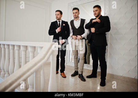 Tre eleganti uomo barbuto ben vestito poste. Musicista band ragazzi. Foto Stock