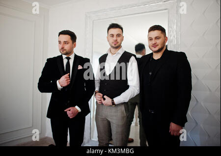 Tre eleganti uomo barbuto ben vestito poste. Musicista band ragazzi. Foto Stock