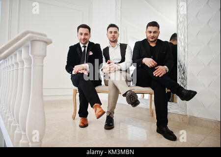 Tre eleganti uomo barbuto ben vestito poste. Musicista band ragazzi. Foto Stock