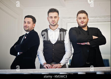 Tre eleganti uomo barbuto ben vestito poste. Musicista band ragazzi. Foto Stock