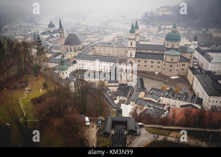 Vista di Kapitelplatz e il Duomo di Salisburgo a Salisburgo (Austria). Dicembre 2015. Formato orizzontale. Foto Stock