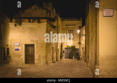 I vicoli del centro storico di Lecce (Italia) a notte. Agosto 2017. Formato orizzontale. Foto Stock