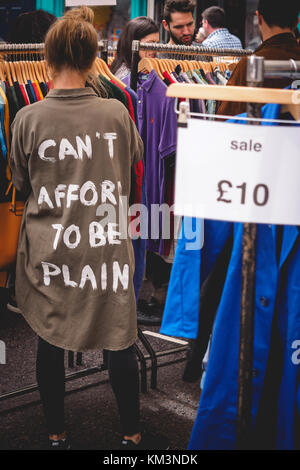 Abbigliamento Vintage in stallo Broadway Market. Zona est di Londra (UK), Agosto 2017. Formato verticale. Foto Stock