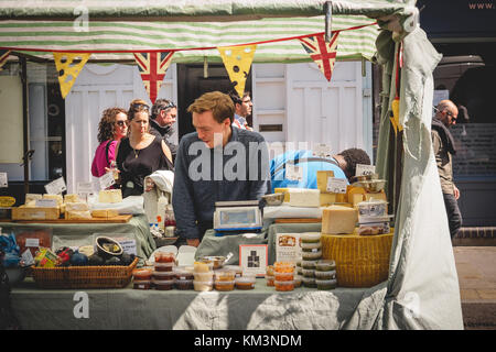 Cucina di strada in stallo la vendita di formaggio in Broadway Market a Hackney. Zona est di Londra (UK), Agosto 2017. Formato orizzontale. Foto Stock