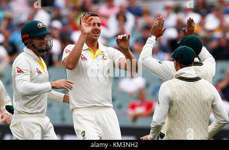 Australia Josh Hazelwood celebra il paletto di James Vince durante il giorno tre delle ceneri Test match a Adelaide Oval, Adelaide. Foto Stock