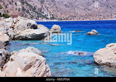 L'acqua turchese con rocce sulla spiaggia di apella Foto Stock