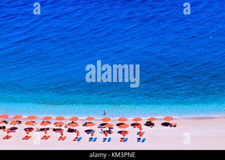 La gente a prendere il sole su un paradiso apella beach Foto Stock