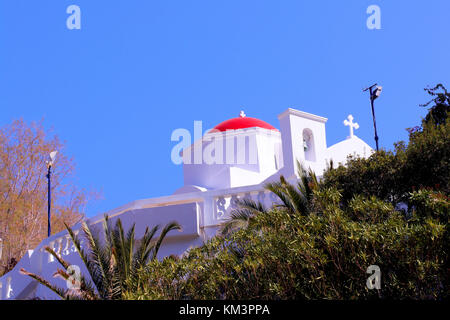 Bellissima chiesa ortodossa con cupola rossa in kyra panagia beach Foto Stock