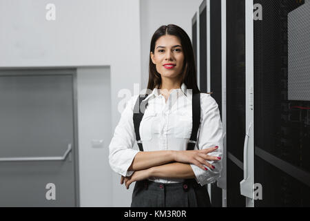 Ritratto di donna in sala server Foto Stock